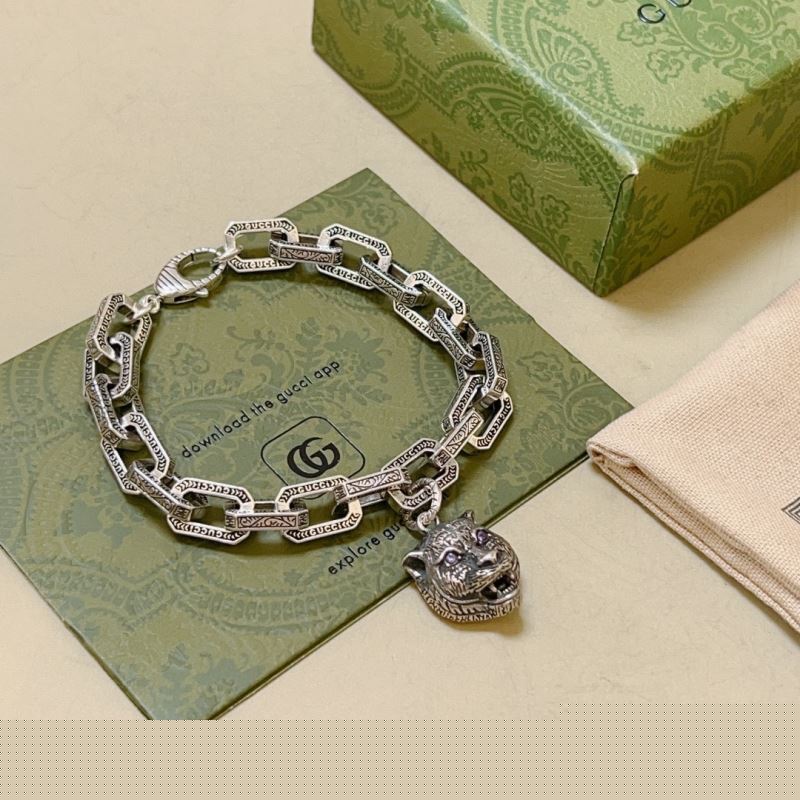 G*u*i bracelets
